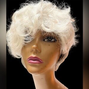 NWT Ensoleille Collection SKE2L JOEY
Color 59 Elegant Gray Curly Wig